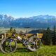 Moutainbike am Berg mit Blick auf Kiefersfelden in Oberbayern und das Kaisergebirge im HIntergrund