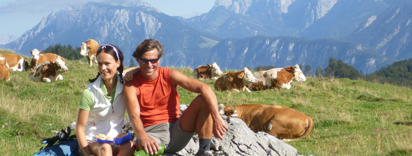 Paar beim gemeinsamen Wandern geführte Touren in Kiefersfelden und Oberaudorf