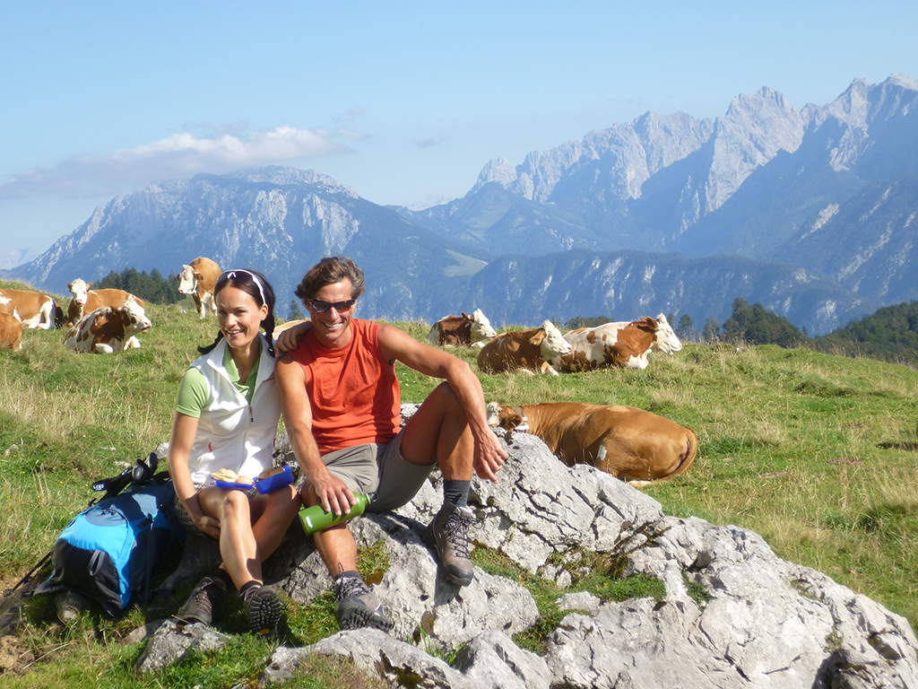 Paar beim gemeinsamen Wandern geführte Touren in Kiefersfelden und Oberaudorf