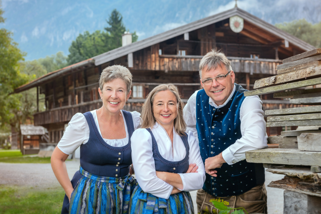 Mitarbeiter der Tourist-Info Kiefersfelden vor Blaahaus