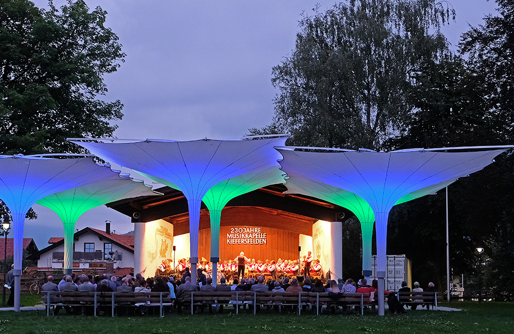 Freiluftkonzert der Blaskapelle Kieferfelden im Kurpark