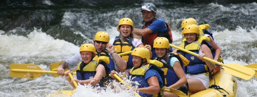 Paddler im Schlauchboot im Wildwasser