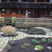 winterlicher Küchengarten mit Brunnen vor dem historischen Blaahaus in Kieferfelden