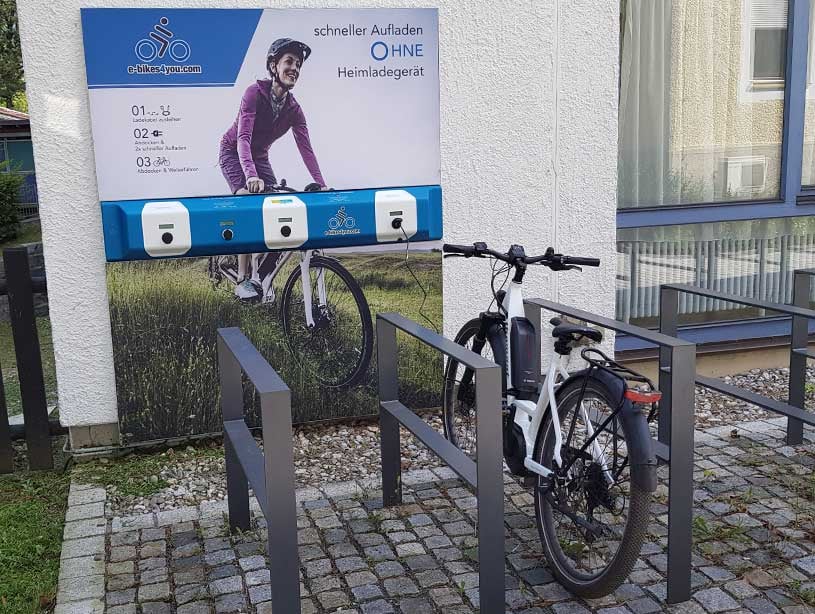 e-bike wird an der 3fach-Ladestation in Kiefersfelden aufgeladen