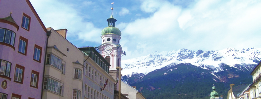 Innenstadt von Innsbruck vor Tiroler Alpen