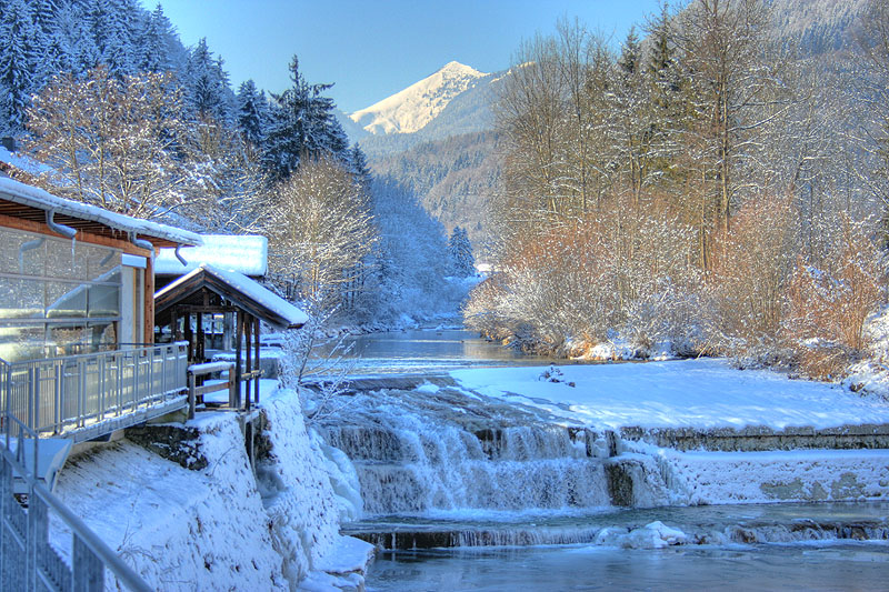 Gebirgsbach in Schneelandschaft in Kieferfelden, Bayern