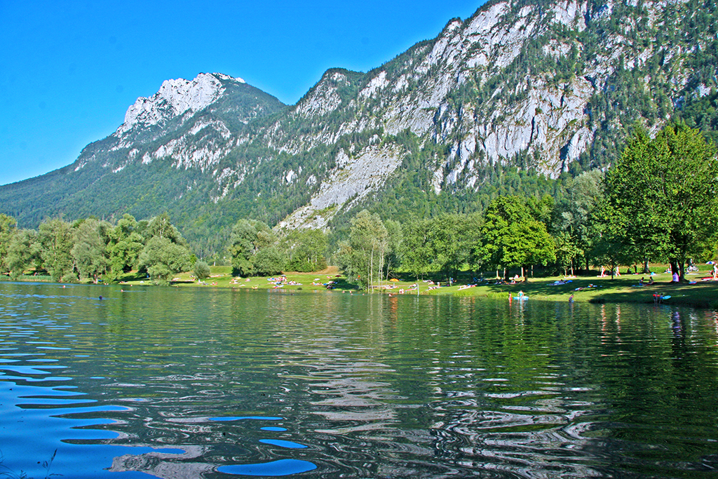 Natursee vor Bergsilhouette