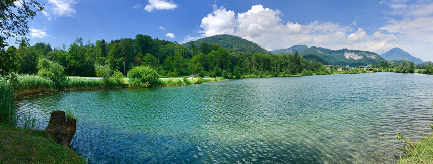 Natursee mit Bergblick