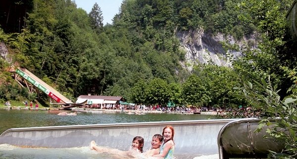 Natursee mit Wasserutsche und Wasserschanze