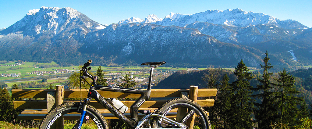 Moutainbike am Berg mit Blick auf Kiefersfelden in Oberbayern und das Kaisergebirge im HIntergrund