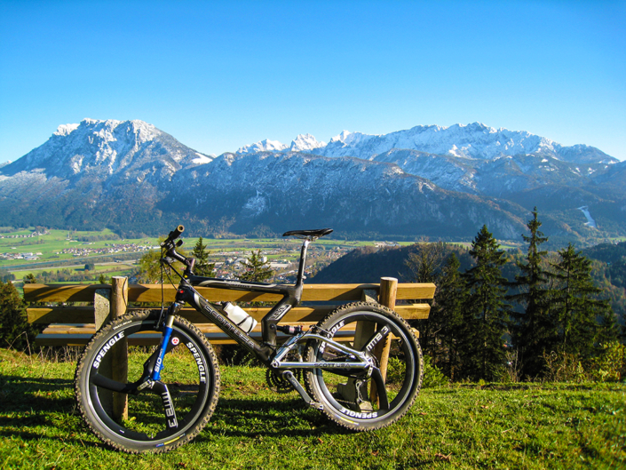 Moutainbike am Berg mit Blick auf Kiefersfelden in Oberbayern und das Kaisergebirge im HIntergrund