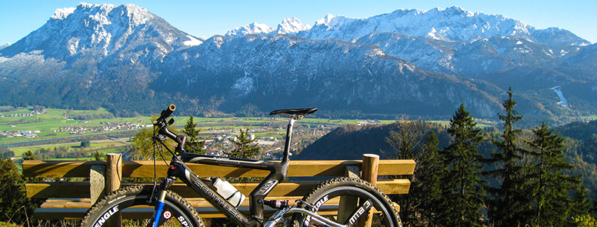 Moutainbike am Berg mit Blick auf Kiefersfelden in Oberbayern und das Kaisergebirge im HIntergrund