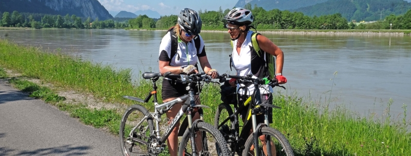 Mountainbiker auf Radtour am Inndamm bei Kiefersfelden