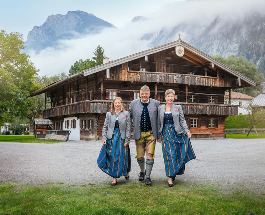 Die Mitarbeiter der Tourist-Info Kiefersfelden vor dem Blaahaus