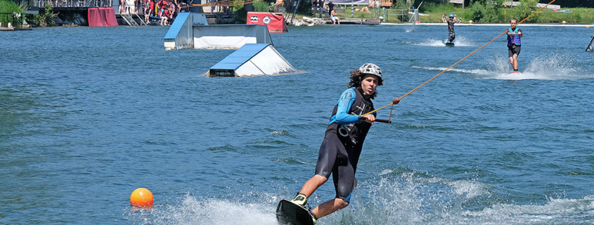 Wasserskifahrer an der Liftanlage am Hödenauer See